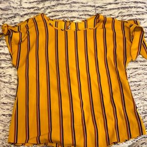 Women’s blouse size small. Got it from copper closet